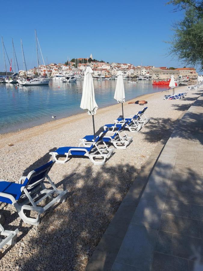 -Villa Sjor -Primosten-Apartmani- Has 2 Large Apartments And 2 Smaller Ones -Primosten Lokvice 6 Eksteriør billede