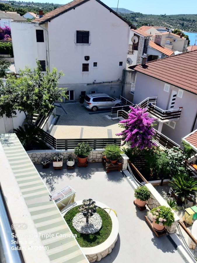 -Villa Sjor -Primosten-Apartmani- Has 2 Large Apartments And 2 Smaller Ones -Primosten Lokvice 6 Eksteriør billede