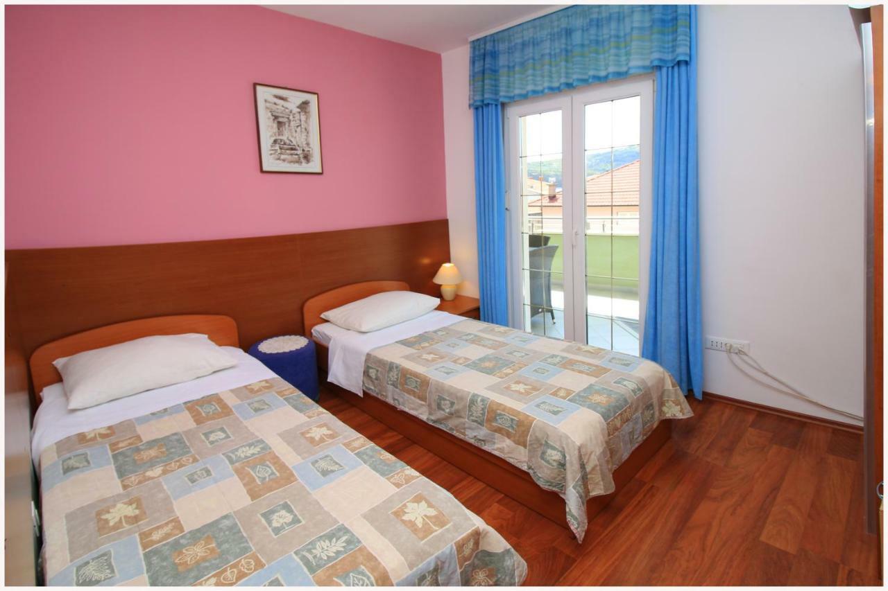 -Villa Sjor -Primosten-Apartmani- Has 2 Large Apartments And 2 Smaller Ones -Primosten Lokvice 6 Eksteriør billede