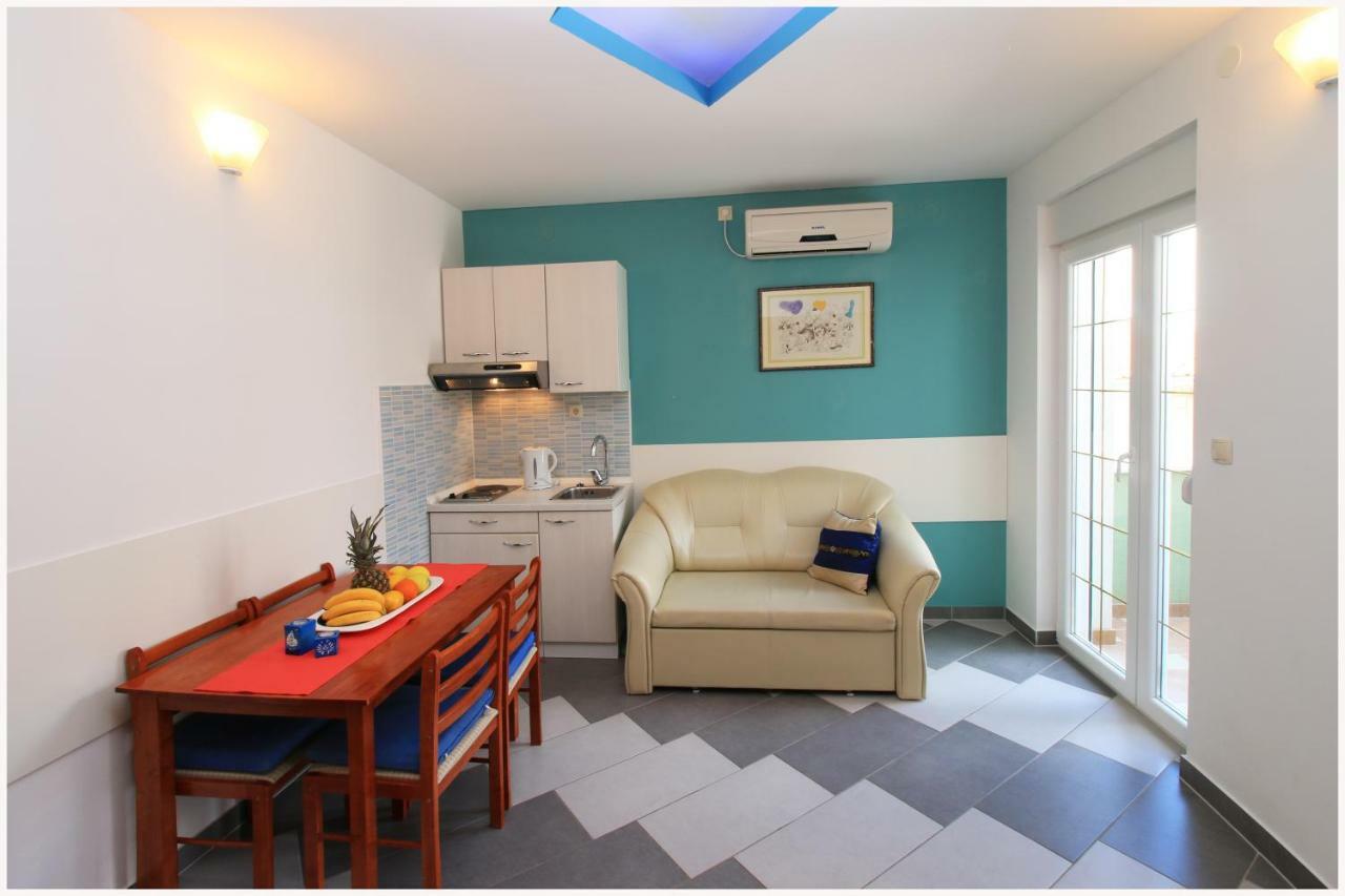 -Villa Sjor -Primosten-Apartmani- Has 2 Large Apartments And 2 Smaller Ones -Primosten Lokvice 6 Eksteriør billede